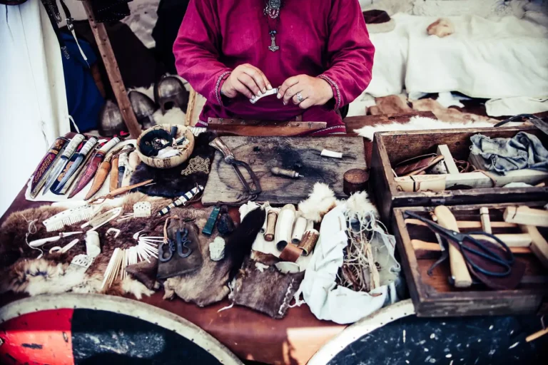 Artisan maroquinier au travail sur son établi