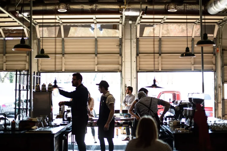 Équipe au travail derrière le comptoir d'un café