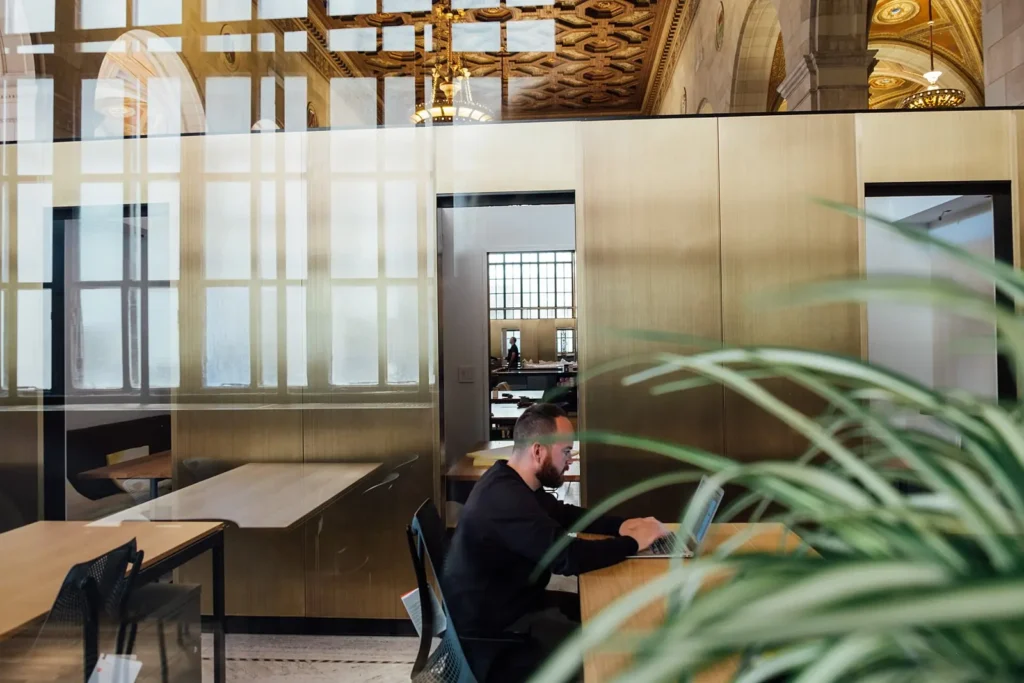 Salarié au travail sur son ordinateur dans un espace de bureaux